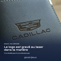 Logo Cadillac gravé au laser dans le simili cuir