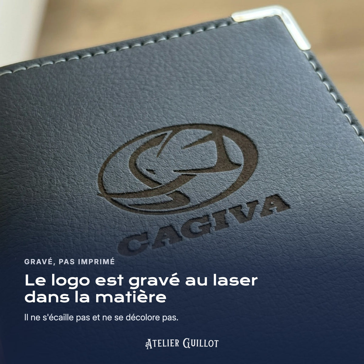 Logo Cagiva gravé au laser dans le simili cuir
