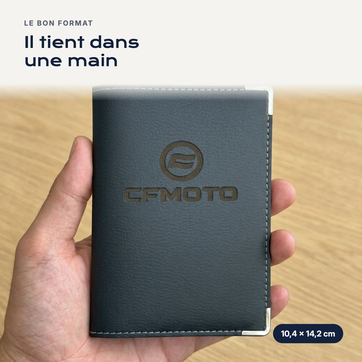 Porte-carte grise CF Moto en simili cuir tenu dans une main