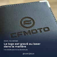Logo CF Moto gravé au laser dans le simili cuir