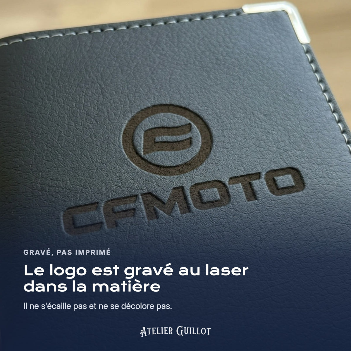 Logo CF Moto gravé au laser dans le simili cuir