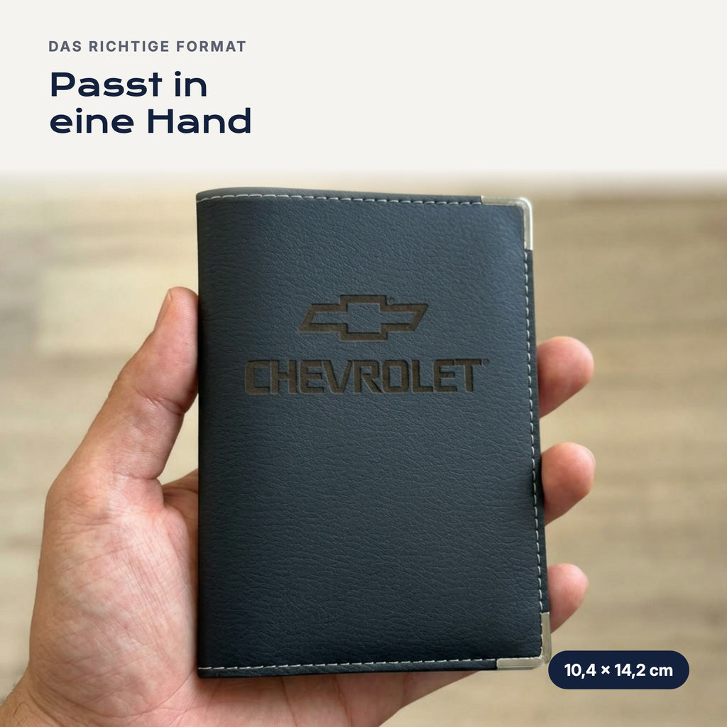 Fahrzeugscheinhülle Chevrolet aus Kunstleder in einer Hand