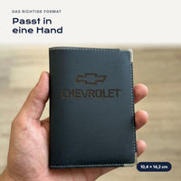Fahrzeugscheinhülle Chevrolet aus Kunstleder in einer Hand