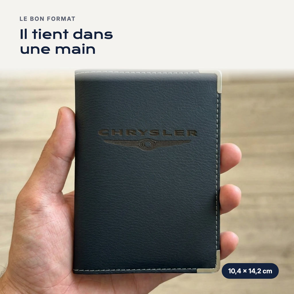 Porte-carte grise Chrysler en simili cuir tenu dans une main