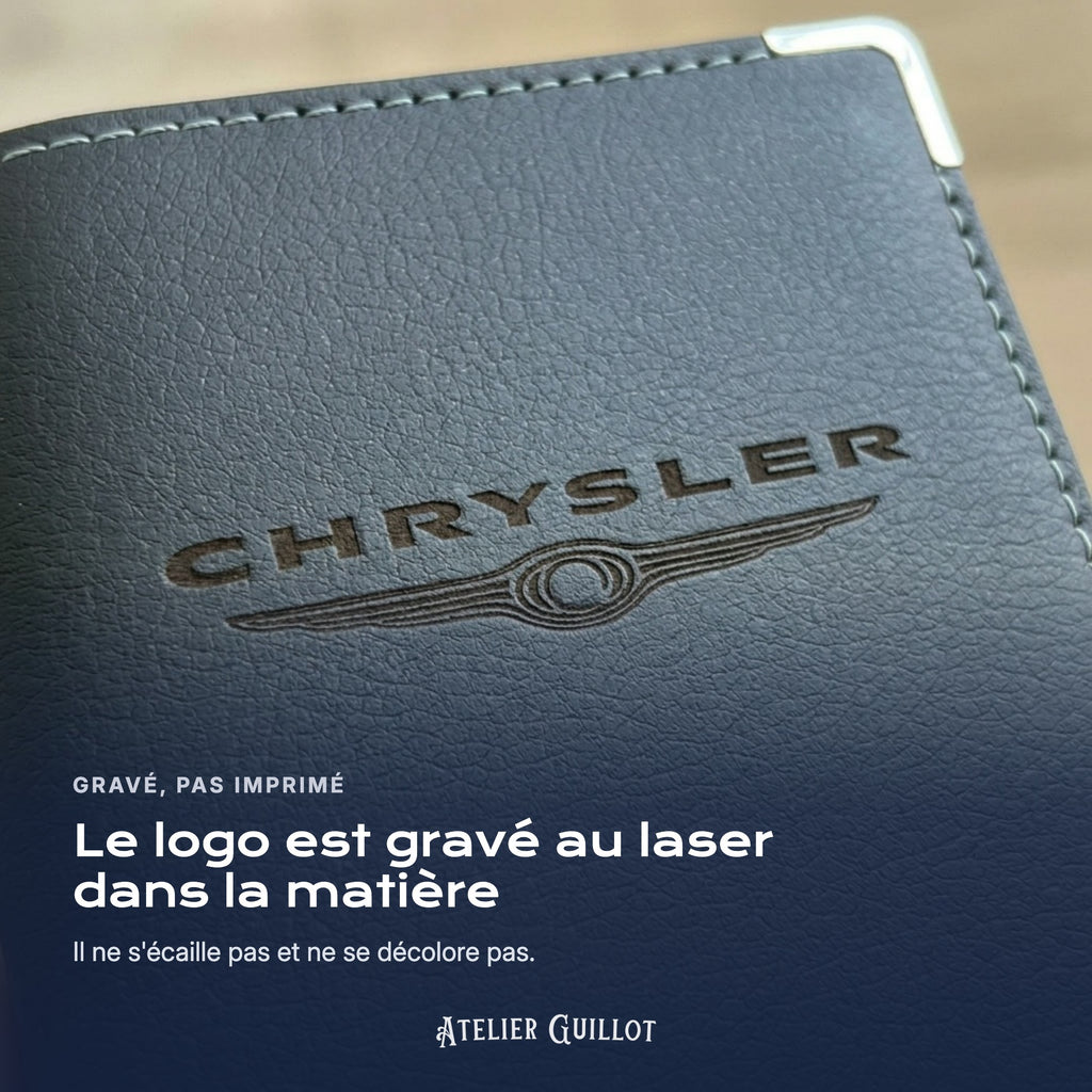 Logo Chrysler gravé au laser dans le simili cuir