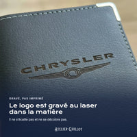 Logo Chrysler gravé au laser dans le simili cuir