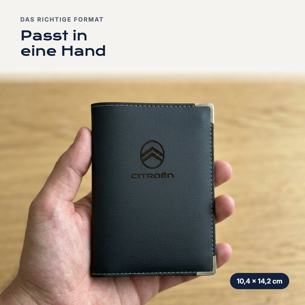 Fahrzeugscheinhülle Citroën aus Kunstleder in einer Hand