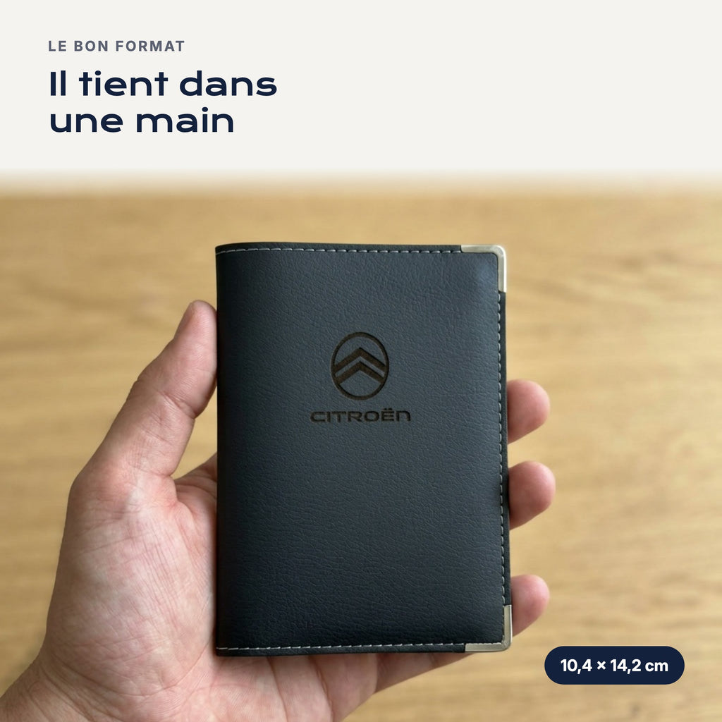 Porte-carte grise Citroën en simili cuir tenu dans une main