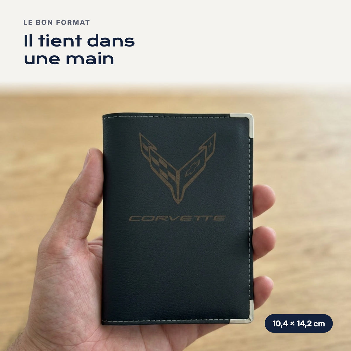 Porte-carte grise Corvette en simili cuir tenu dans une main