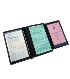 Emplacement de la carte grise du permis de conduire et certificat d'assurance sur un porte carte grise
