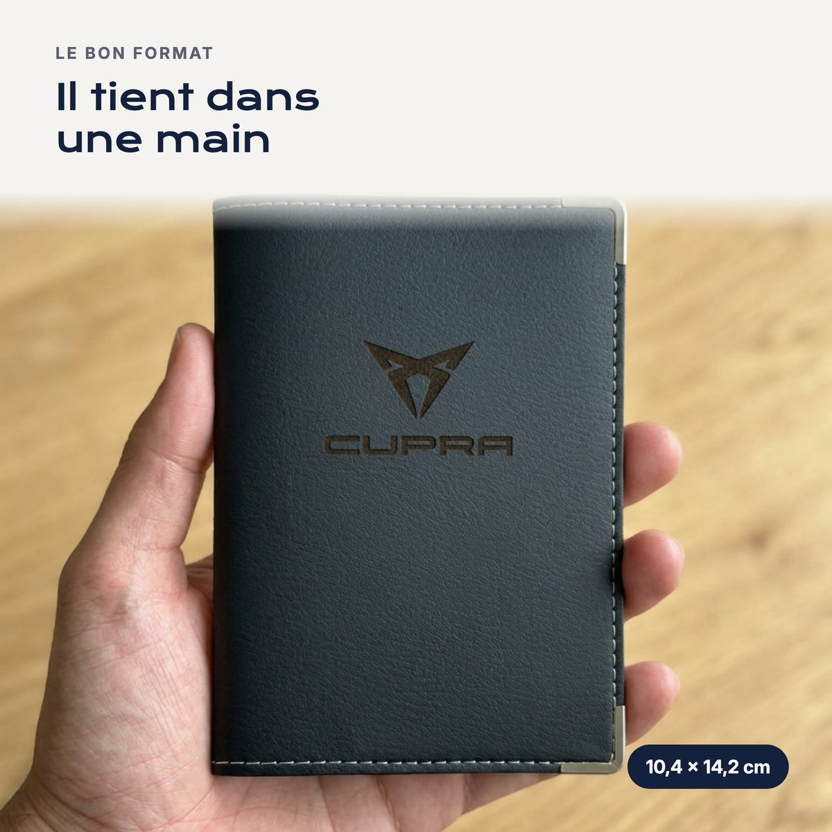 Porte-carte grise Cupra en simili cuir tenu dans une main