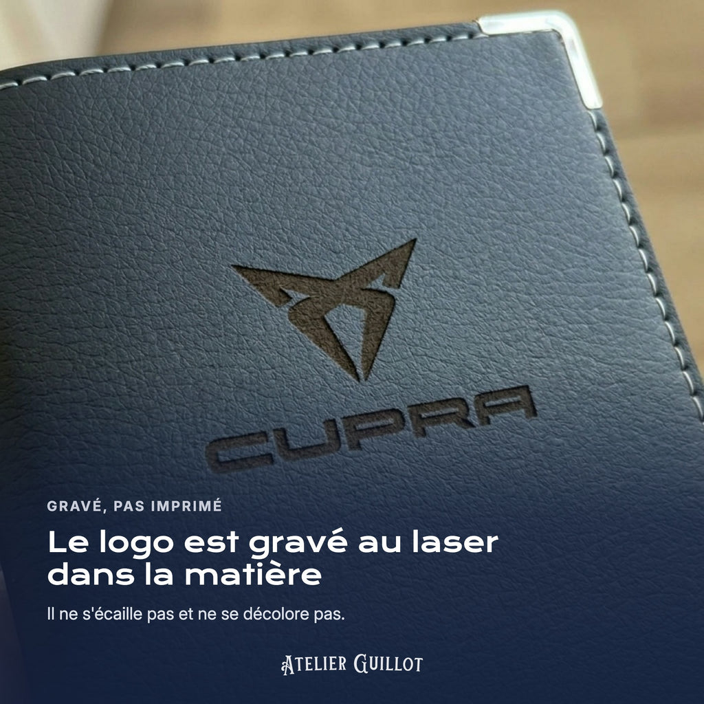 Logo Cupra gravé au laser dans le simili cuir