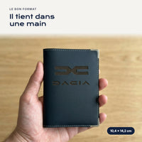 Porte-carte grise Dacia en simili cuir tenu dans une main
