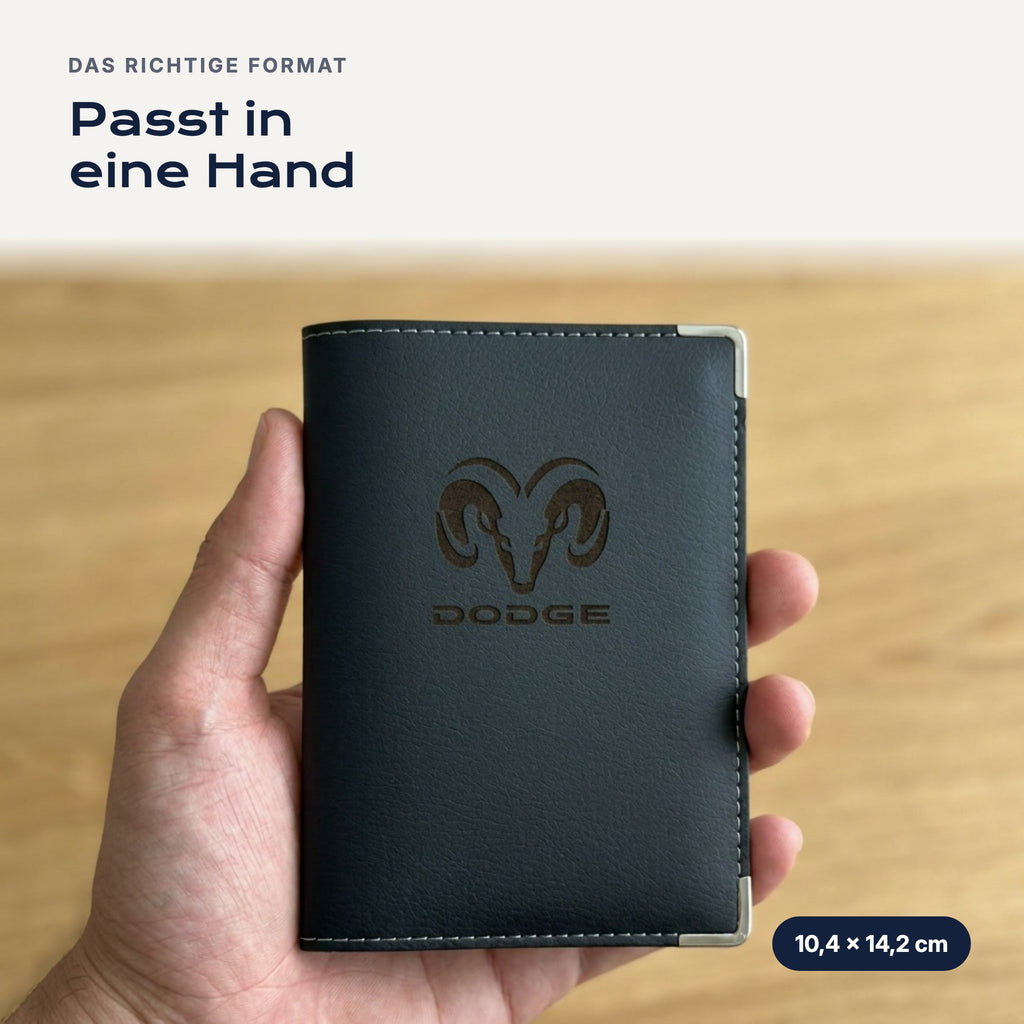 Fahrzeugscheinhülle Dodge aus Kunstleder in einer Hand