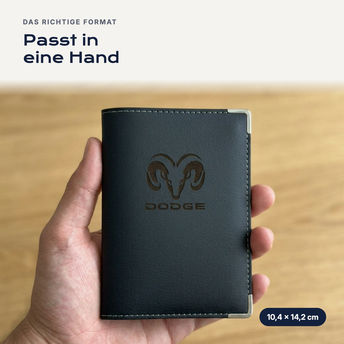 Fahrzeugscheinhülle Dodge aus Kunstleder in einer Hand