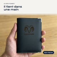 Porte-carte grise Dodge en simili cuir tenu dans une main