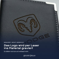 Logo Dodge, per Laser in Kunstleder graviert