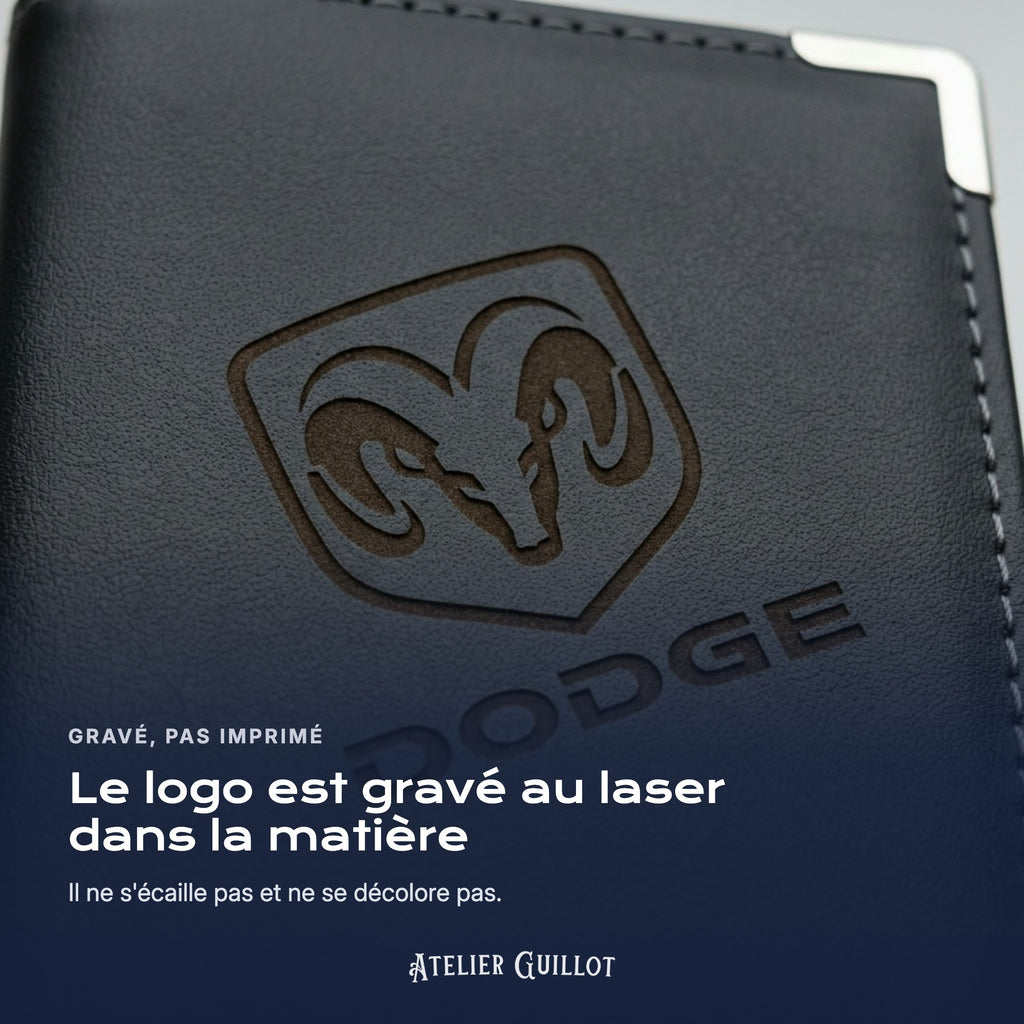 Logo Dodge gravé au laser dans le simili cuir