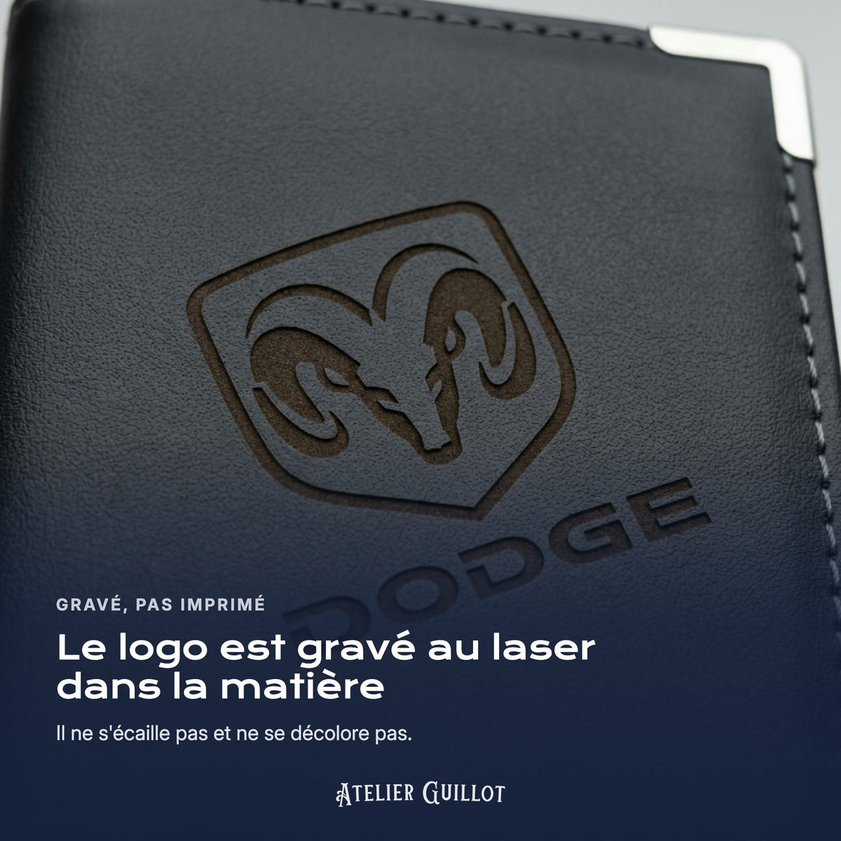 Logo Dodge gravé au laser dans le simili cuir