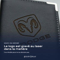 Logo Dodge gravé au laser dans le simili cuir