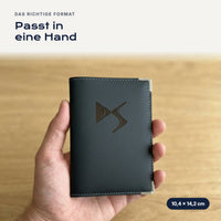 Fahrzeugscheinhülle DS Automobiles aus Kunstleder in einer Hand