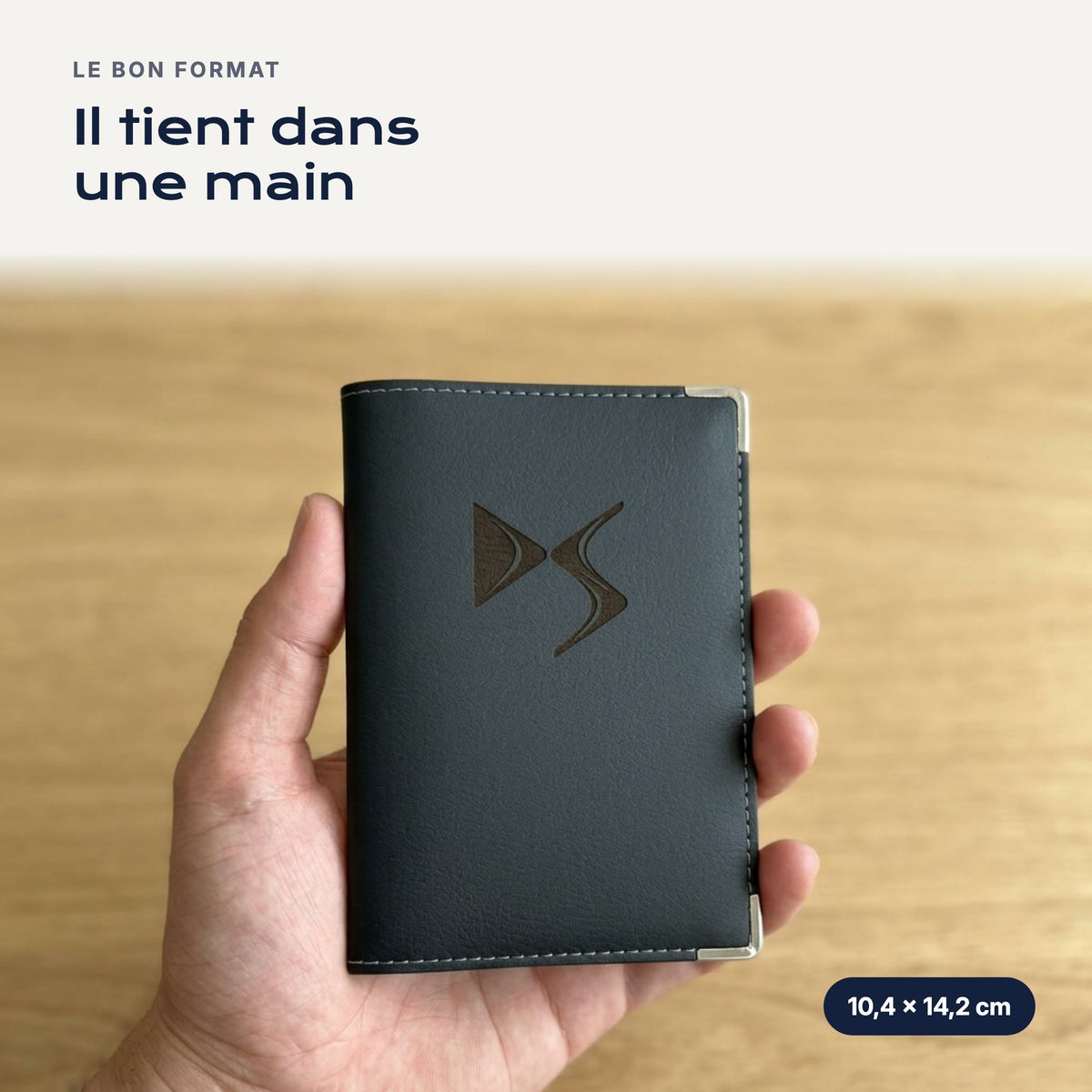 Porte-carte grise DS Automobiles en simili cuir tenu dans une main