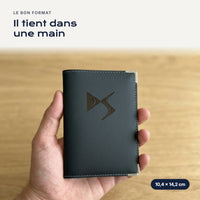Porte-carte grise DS Automobiles en simili cuir tenu dans une main