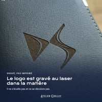 Logo DS Automobiles gravé au laser dans le simili cuir