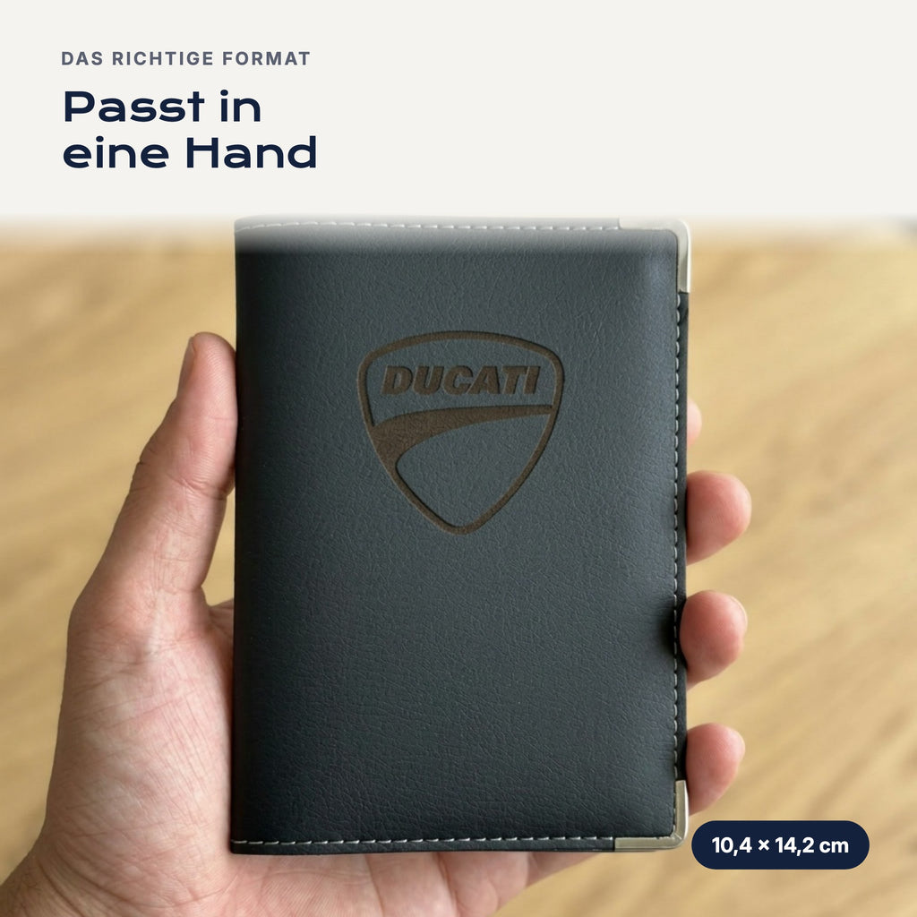 Fahrzeugscheinhülle Ducati aus Kunstleder in einer Hand