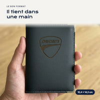 Porte-carte grise Ducati en simili cuir tenu dans une main