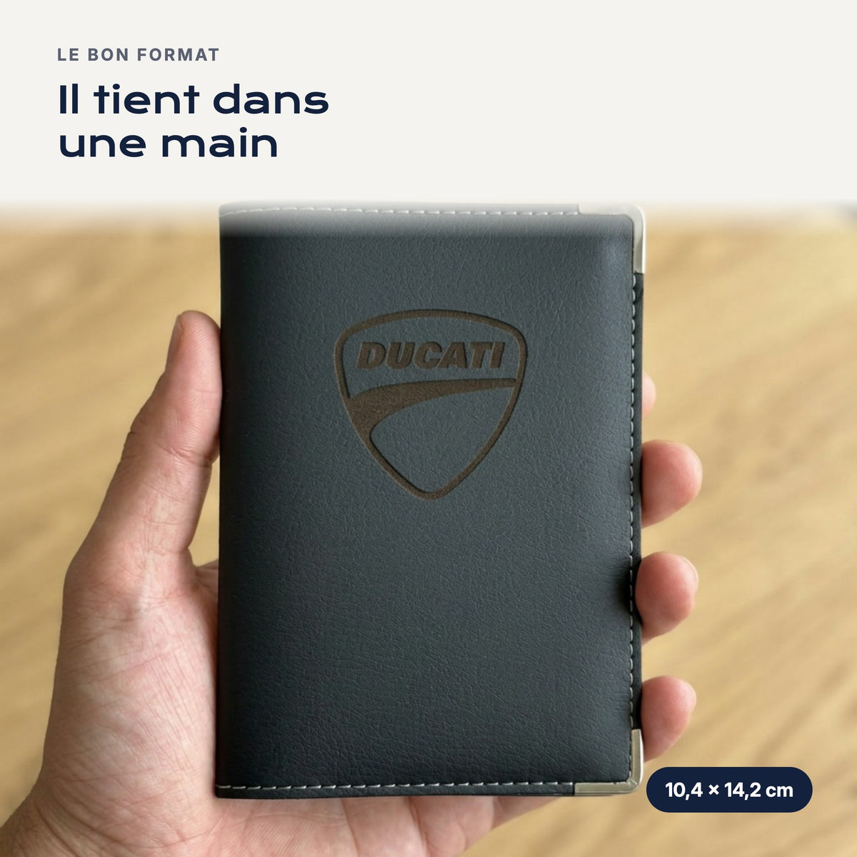 Porte-carte grise Ducati en simili cuir tenu dans une main