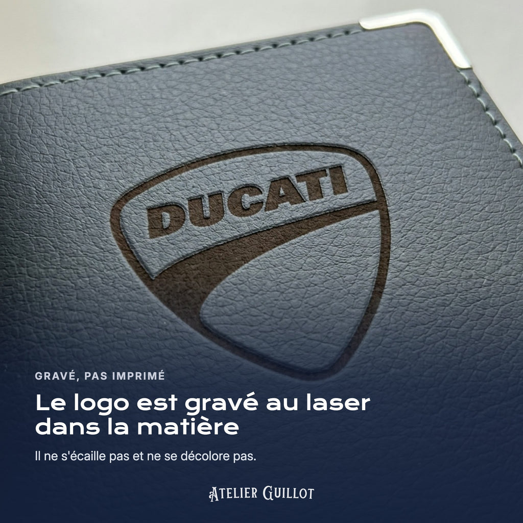 Logo Ducati gravé au laser dans le simili cuir