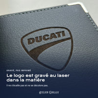 Logo Ducati gravé au laser dans le simili cuir