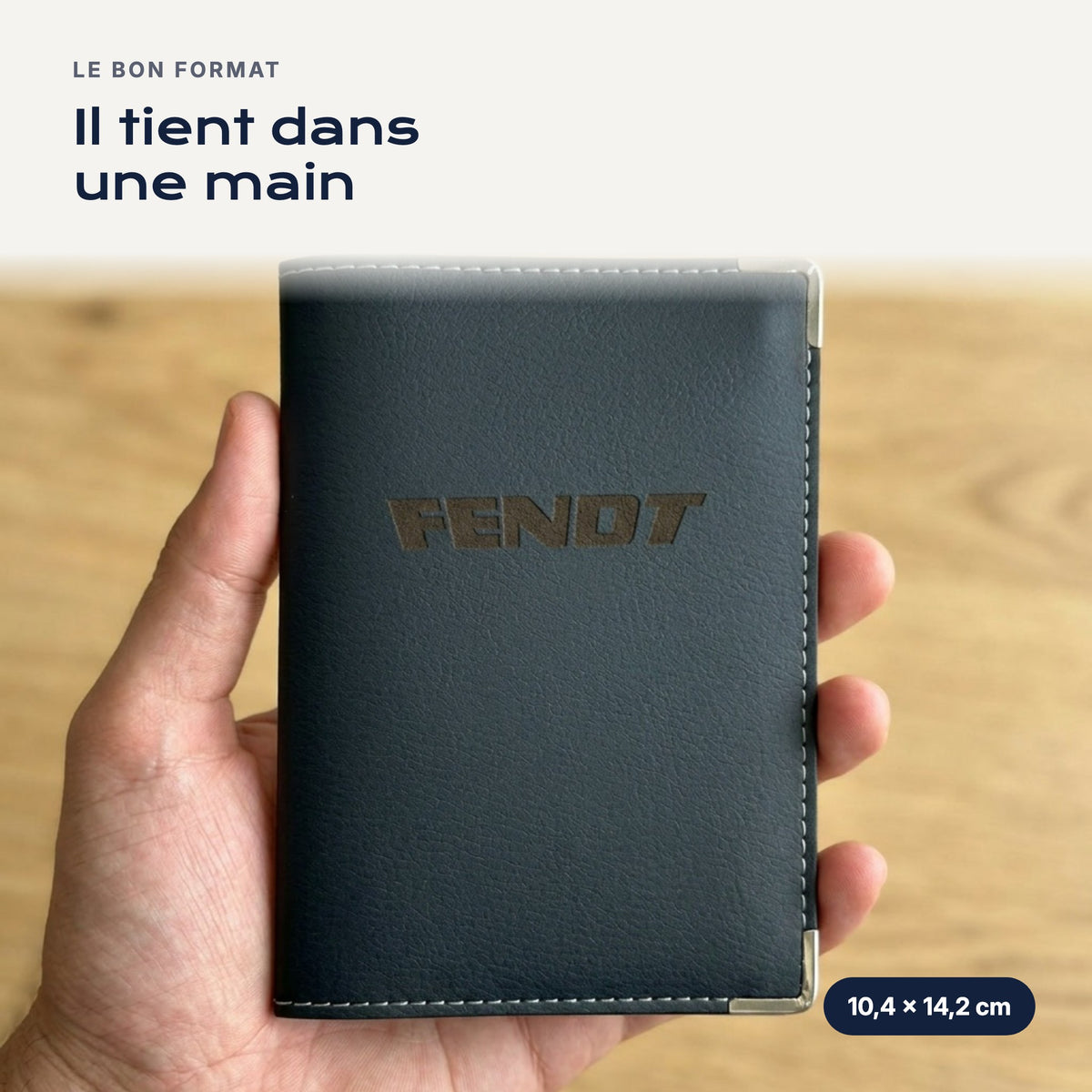 Porte-carte grise Fendt en simili cuir tenu dans une main