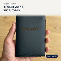 Porte-carte grise Fendt en simili cuir tenu dans une main