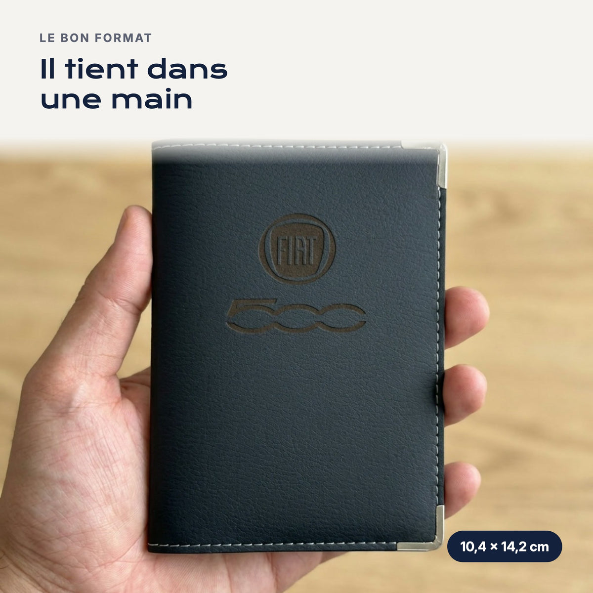 Porte-carte grise Fiat 500 en simili cuir tenu dans une main