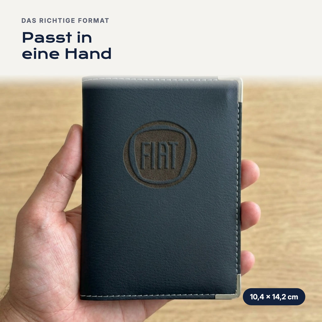 Fahrzeugscheinhülle Fiat aus Kunstleder in einer Hand