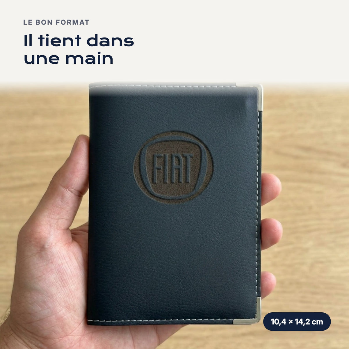 Porte-carte grise Fiat en simili cuir tenu dans une main