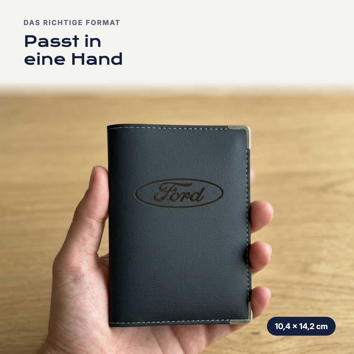 Fahrzeugscheinhülle Ford aus Kunstleder in einer Hand