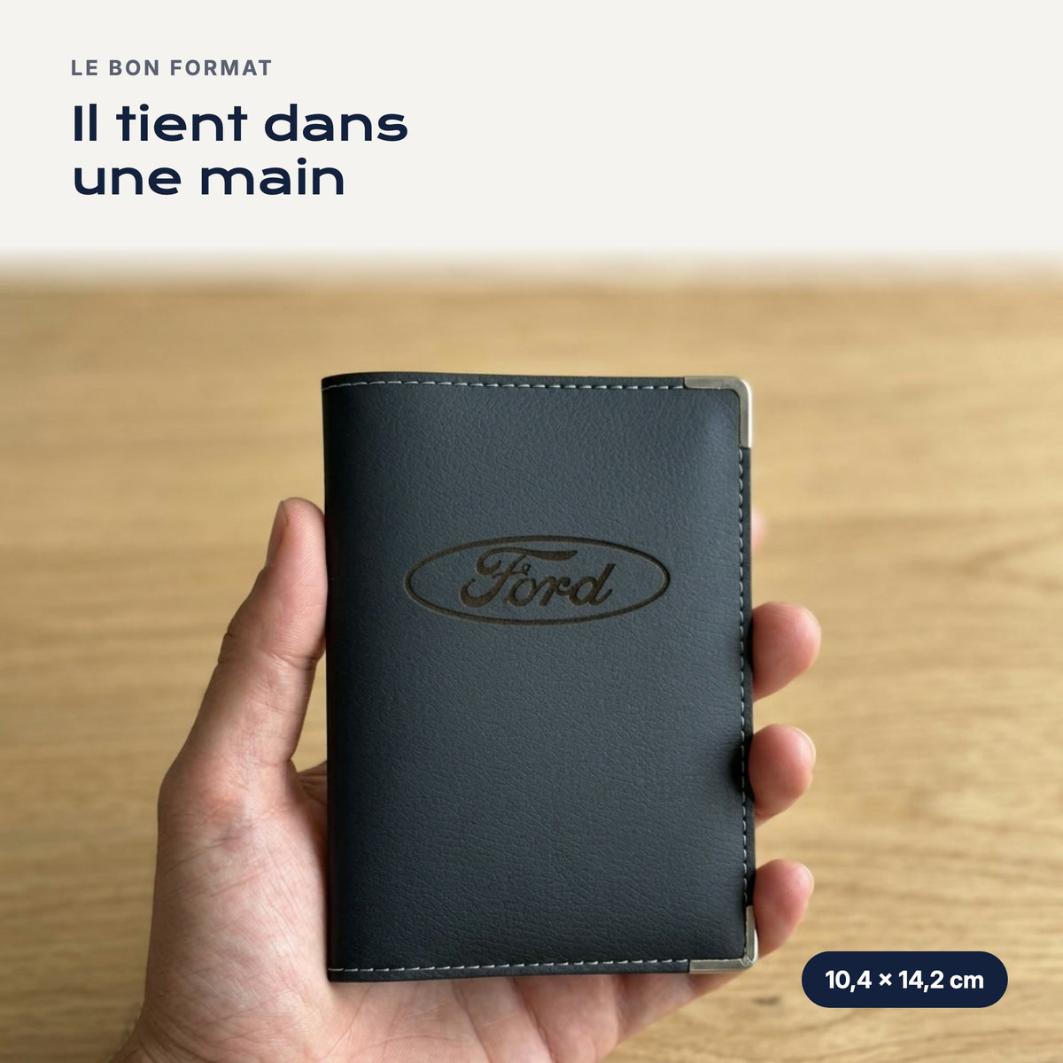 Porte-carte grise Ford en simili cuir tenu dans une main