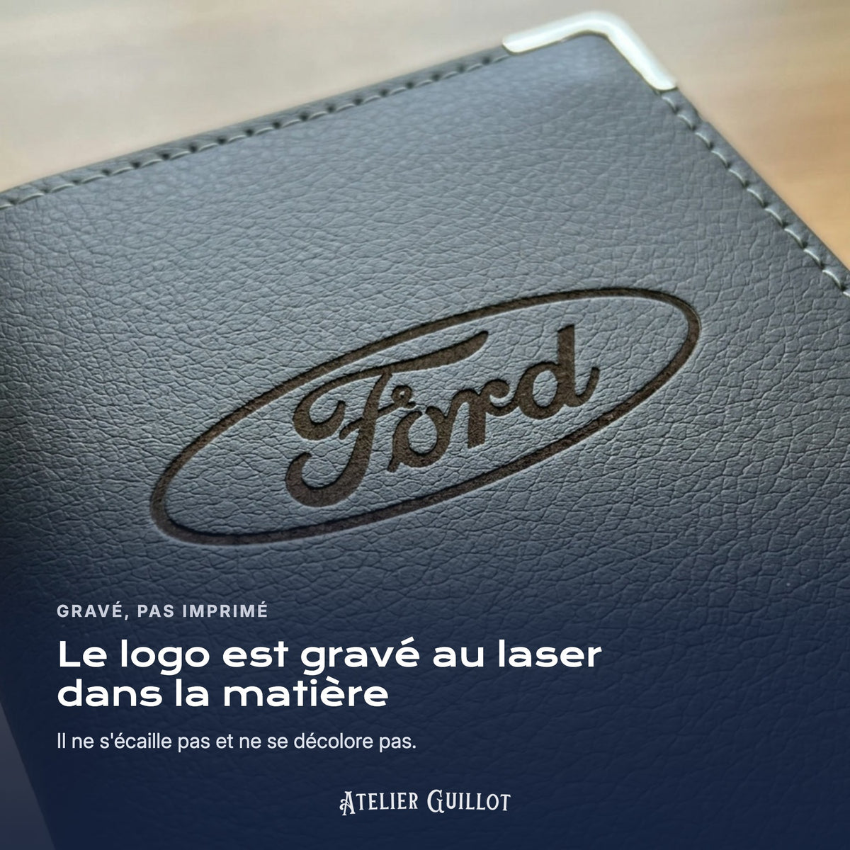Logo Ford gravé au laser dans le simili cuir
