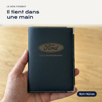 Porte-carte grise Ford Performance en simili cuir tenu dans une main