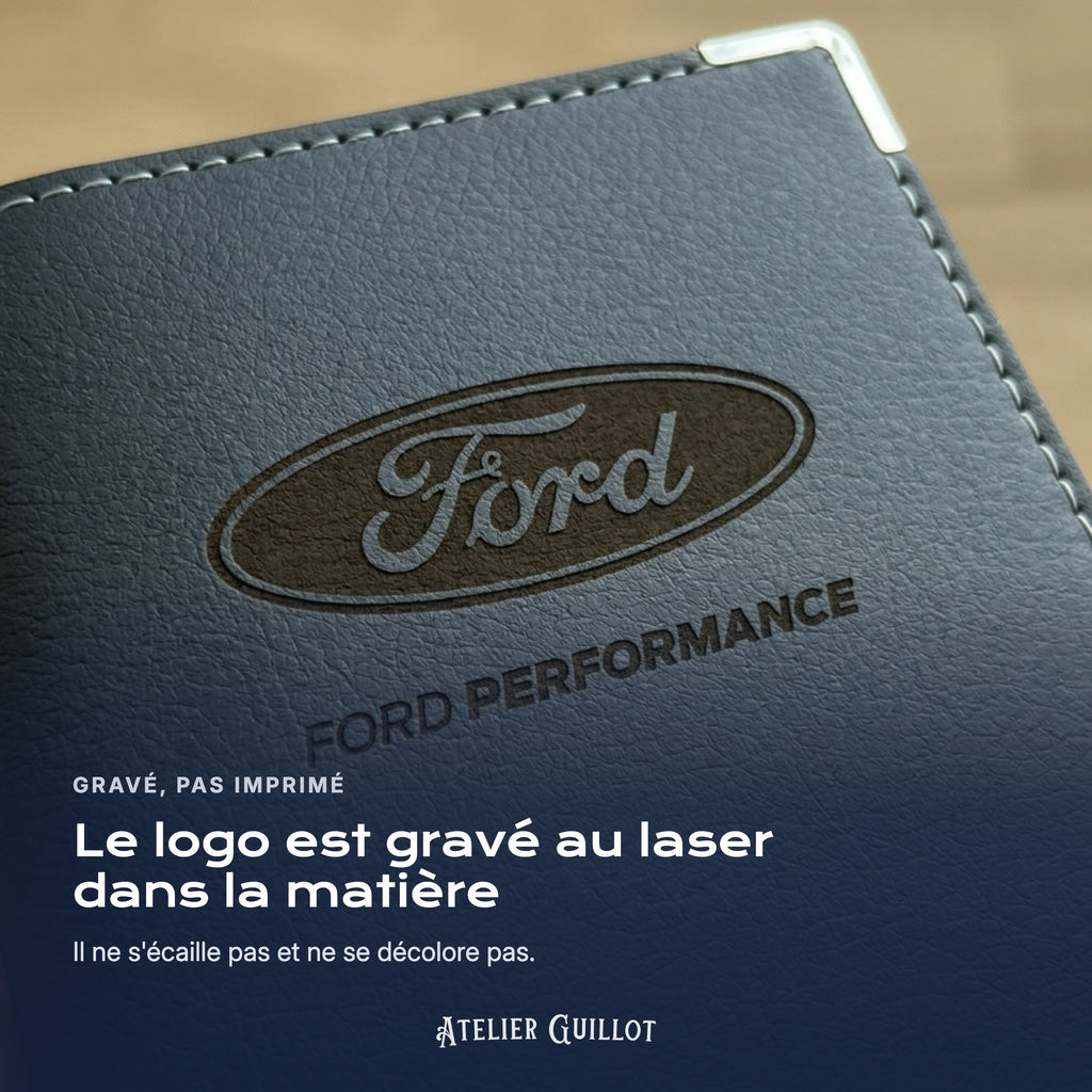 Logo Ford Performance gravé au laser dans le simili cuir