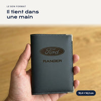 Porte-carte grise Ford Ranger en simili cuir tenu dans une main