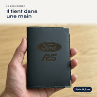 Porte-carte grise Ford RS en simili cuir tenu dans une main