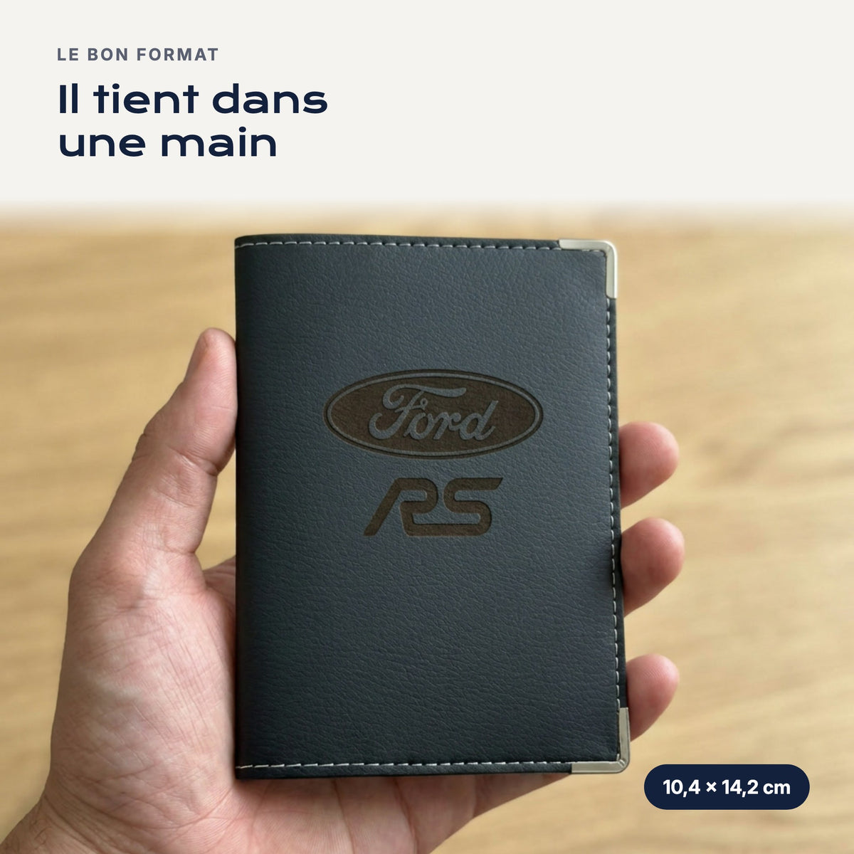 Porte-carte grise Ford RS en simili cuir tenu dans une main