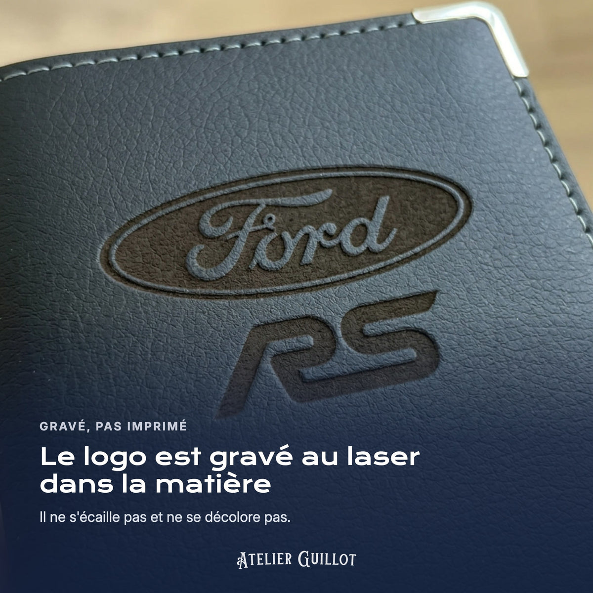 Logo Ford RS gravé au laser dans le simili cuir