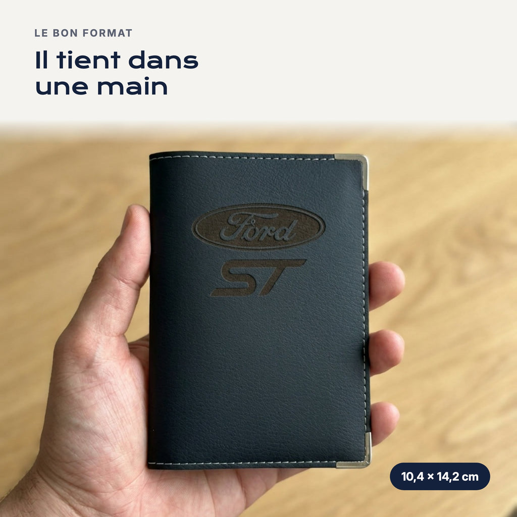 Porte-carte grise Ford ST en simili cuir tenu dans une main