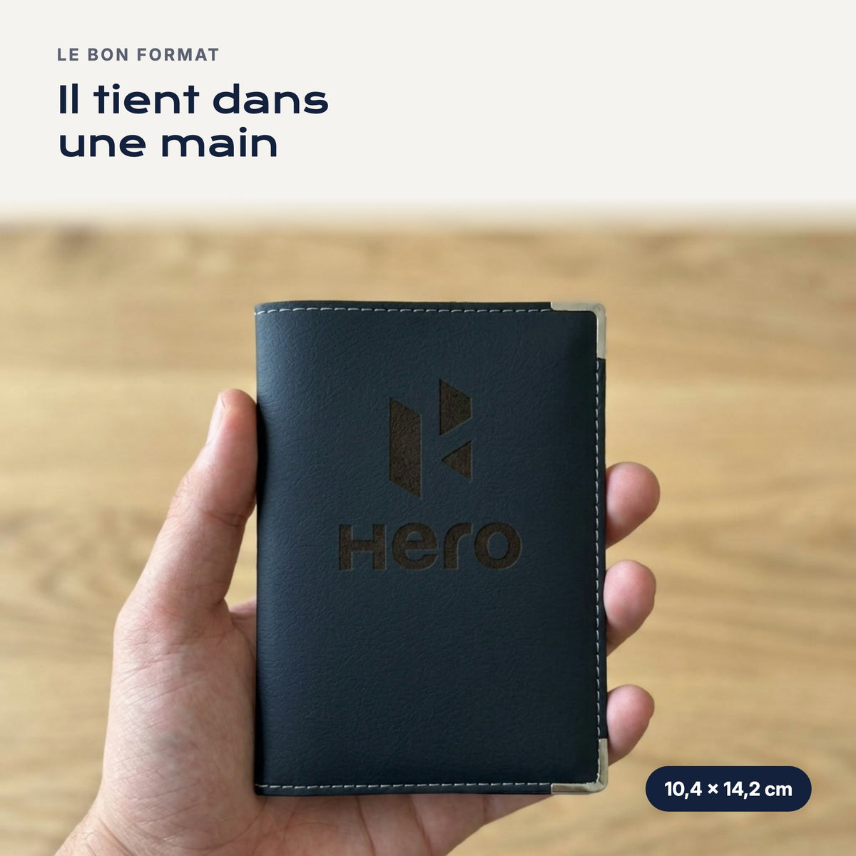 Porte-carte grise Hero en simili cuir tenu dans une main