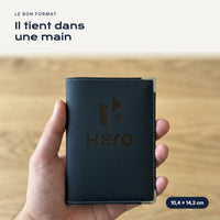 Porte-carte grise Hero en simili cuir tenu dans une main